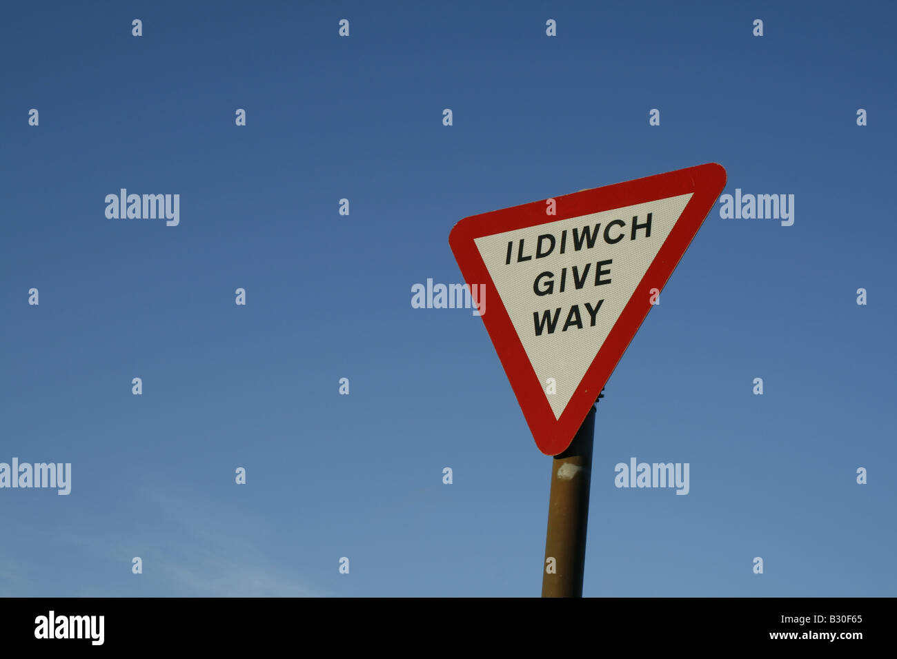 bilingual welsh english give way sign in wales, uk Stock Photo