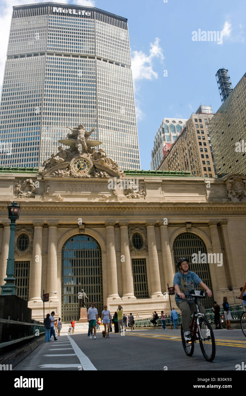 New Yorkers enjoy the Grand Central Viaduct during Summer Streets Stock Photo