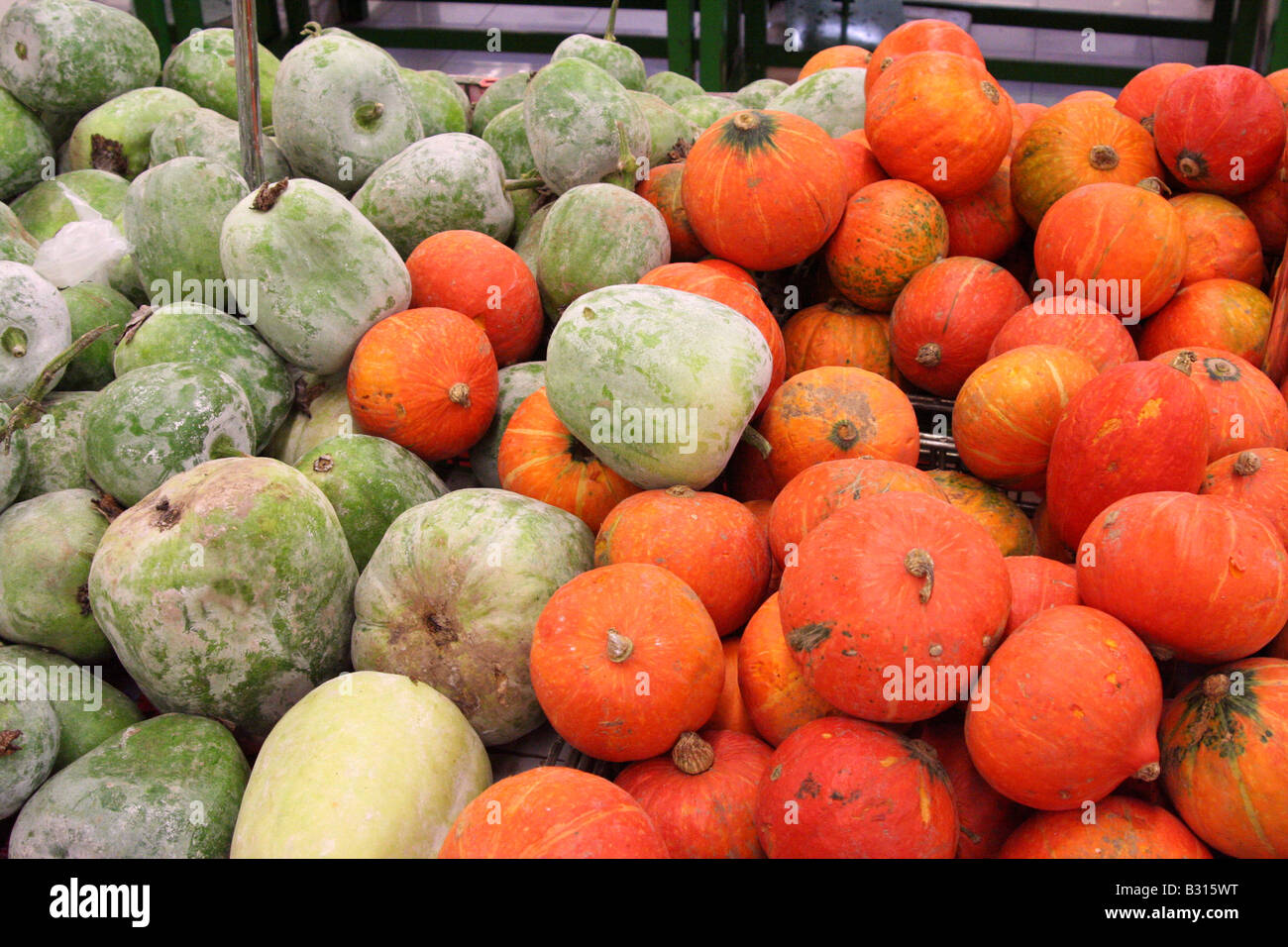 Pumpkins in a supermarket hi-res stock photography and images - Alamy