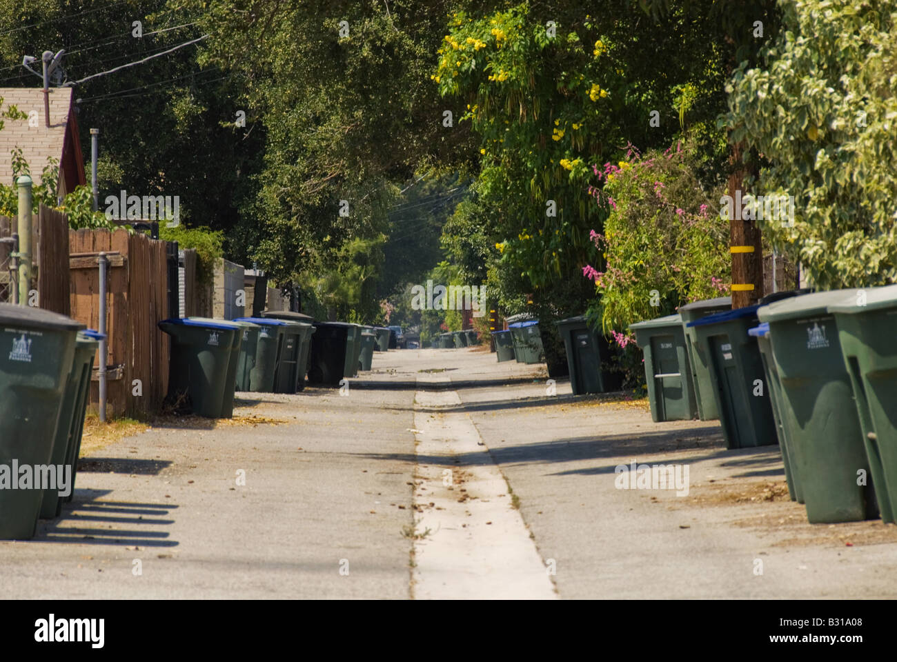 Trash cans neighborhood hi-res stock photography and images - Alamy