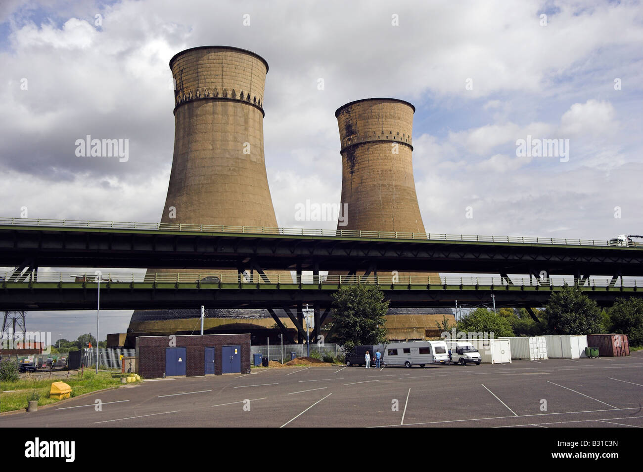 Cooling towers at Sheffield Tinsley viaduct adjacent to the M1 Motorway Stock Photo