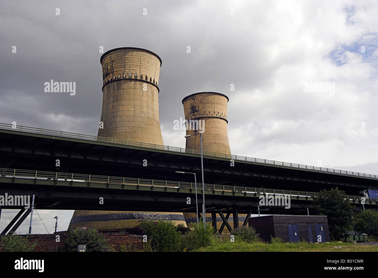 Cooling towers at Sheffield Tinsley viaduct adjacent to the M1 Motorway Stock Photo