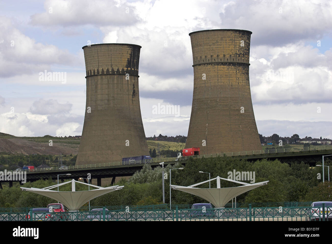 Cooling towers at Sheffield Tinsley viaduct adjacent to the M1 Motorway Stock Photo