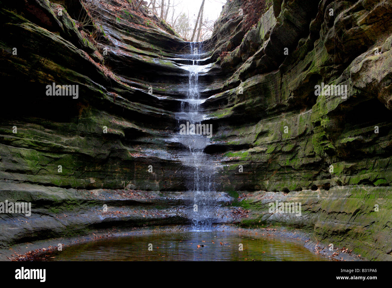 WATERFALL AND A NATURAL POOL INSIDE THE FRENCH CANYON IN STARVED ROCK STATE PARK ILLINOIS USA Stock Photo