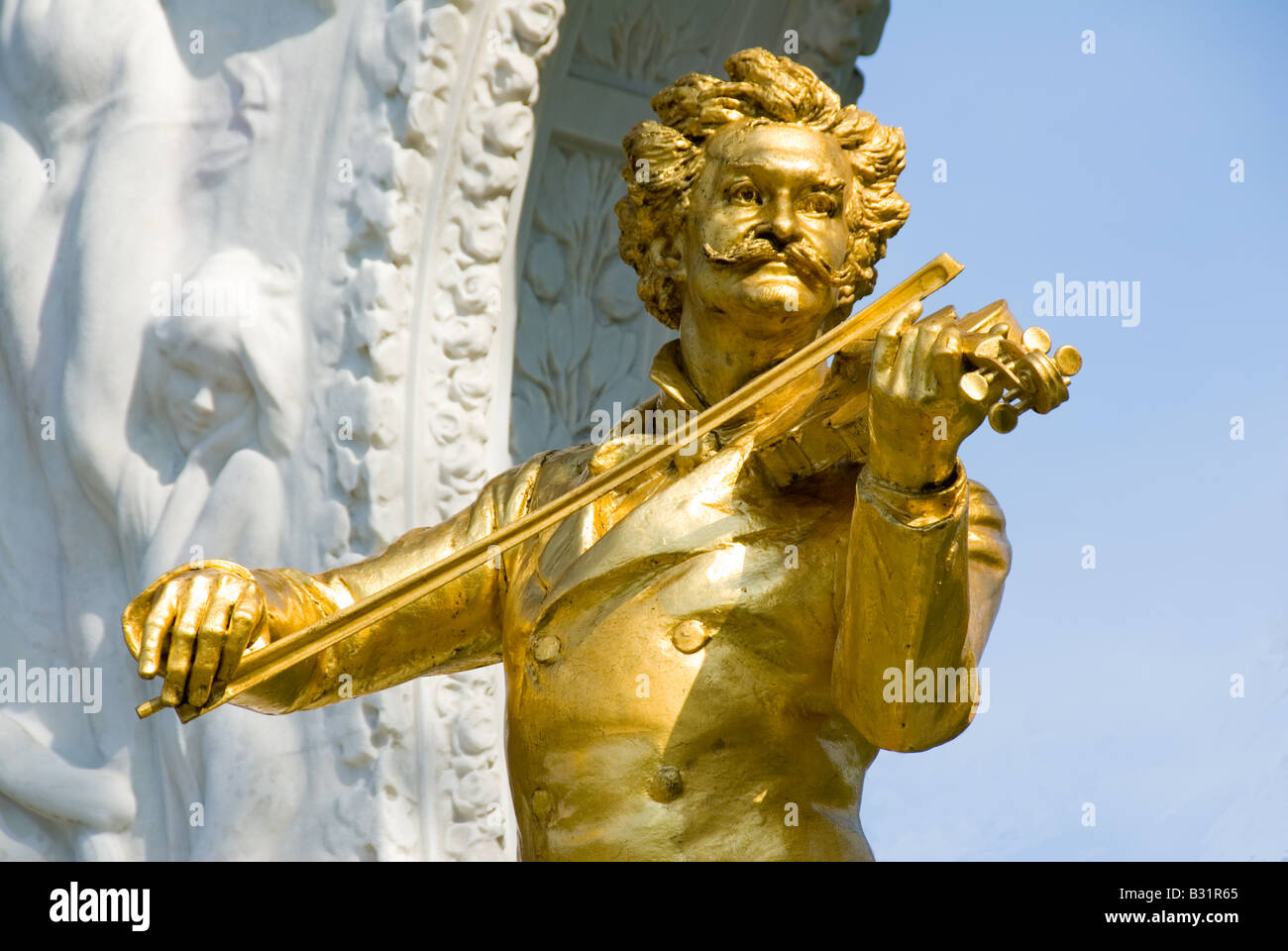 Statue to Strauss, Vienna Stadtpark Johann Strauss statue  Wien Classical music playing the violin Austria Austrian Stock Photo