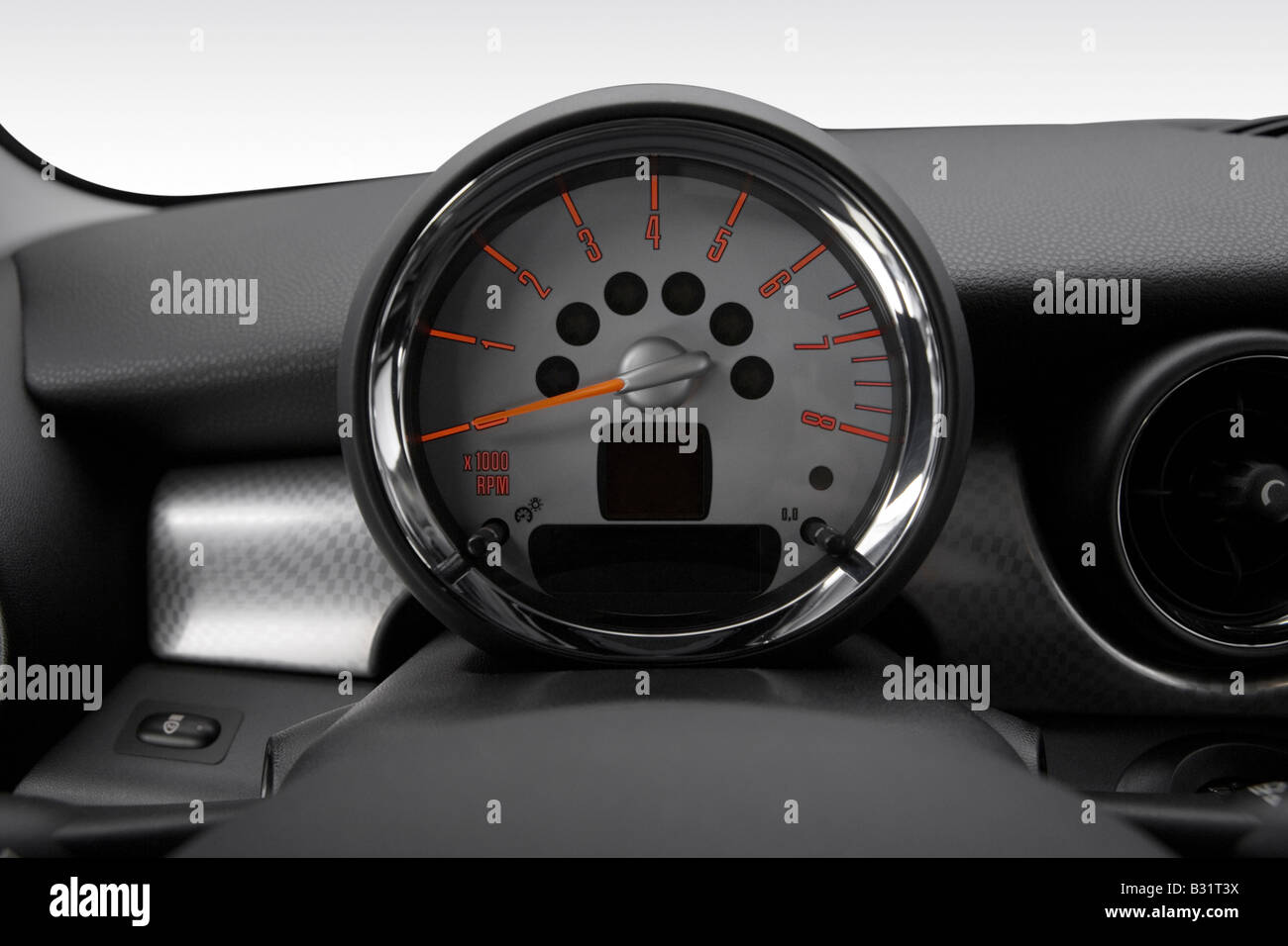 https://c8.alamy.com/comp/B31T3X/2008-mini-cooper-clubman-s-in-silver-speedometertachometer-B31T3X.jpg