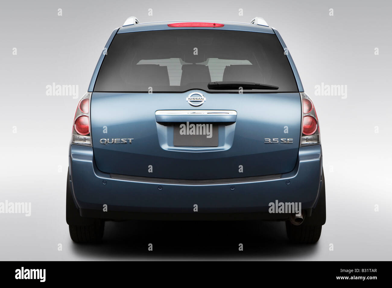 2008 Nissan Quest 3.5 SE in Blue - Engine Stock Photo - Alamy