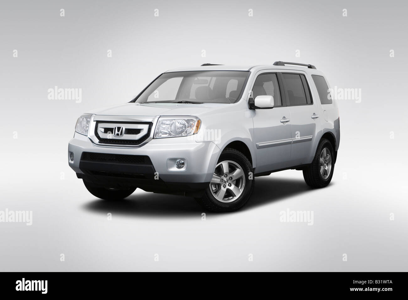 2009 Honda Pilot EX in Silver Front angle view Stock Photo Alamy