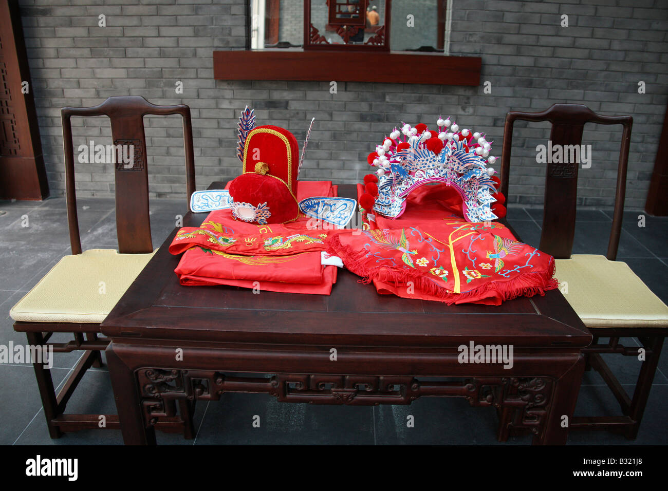 Chinese Traditional Wedding Dress Stock Photo Alamy Chinese Traditional Wedding Dress Stock Photo Alamy