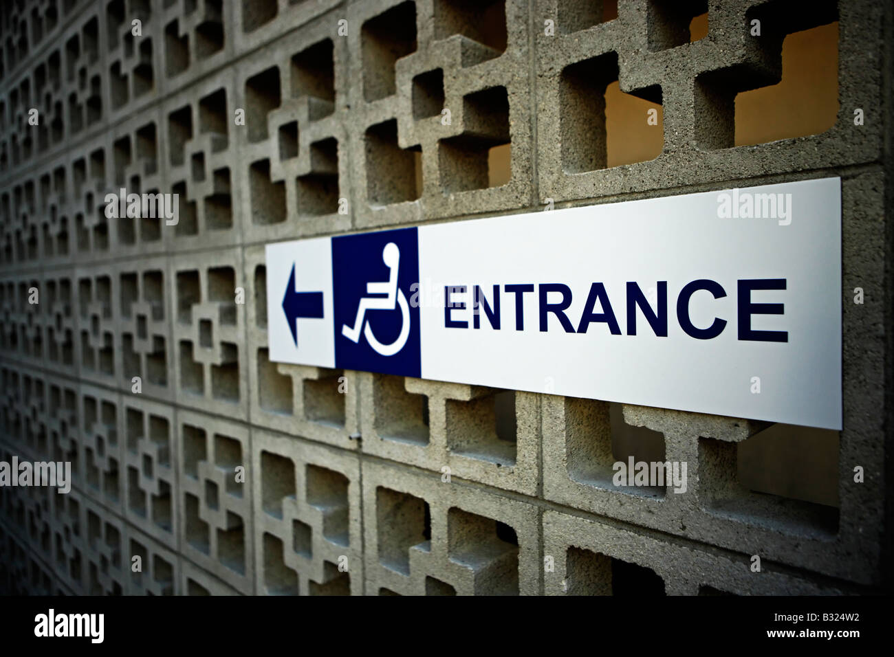 Disabled access sign hi-res stock photography and images - Alamy