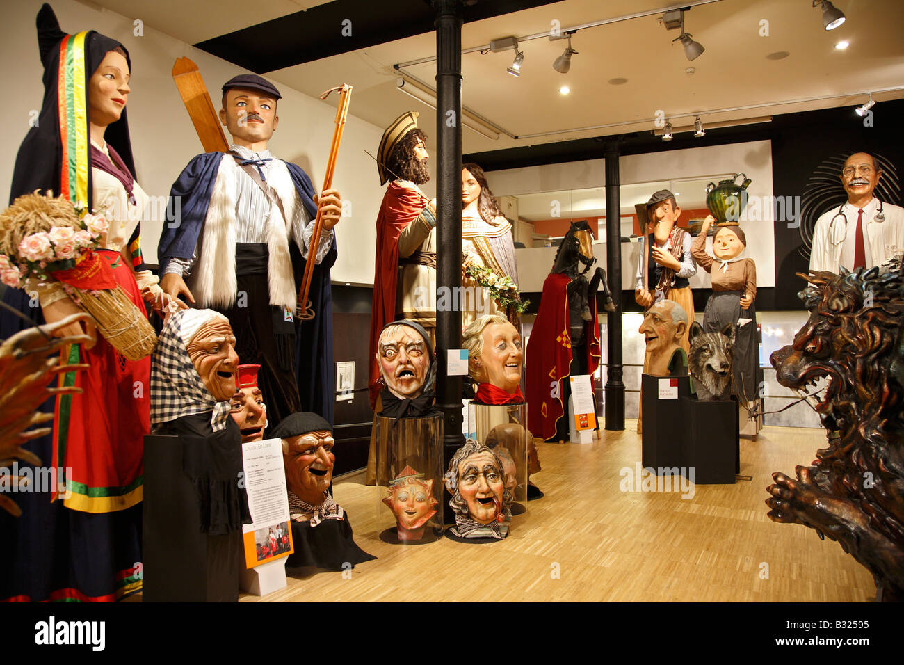 Giant puppets spain hires stock photography and images Alamy