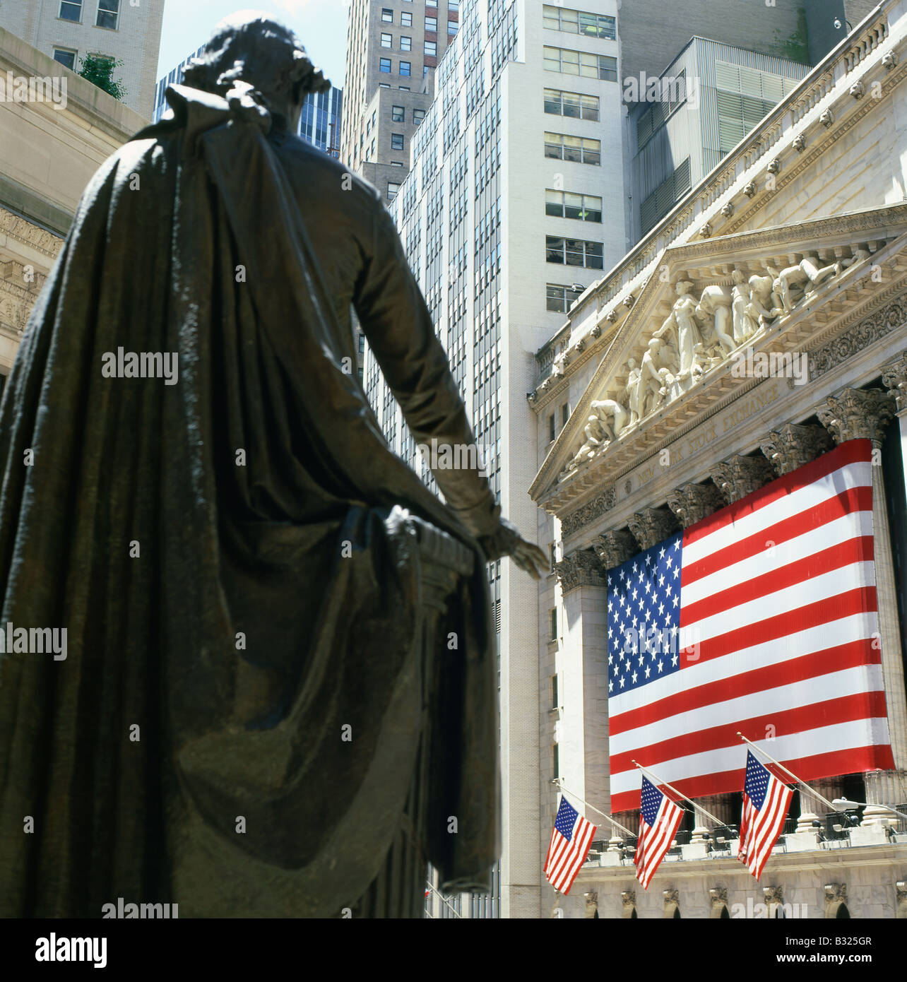 Statue of George Washington and the New York Stock Exchange NYSE ...