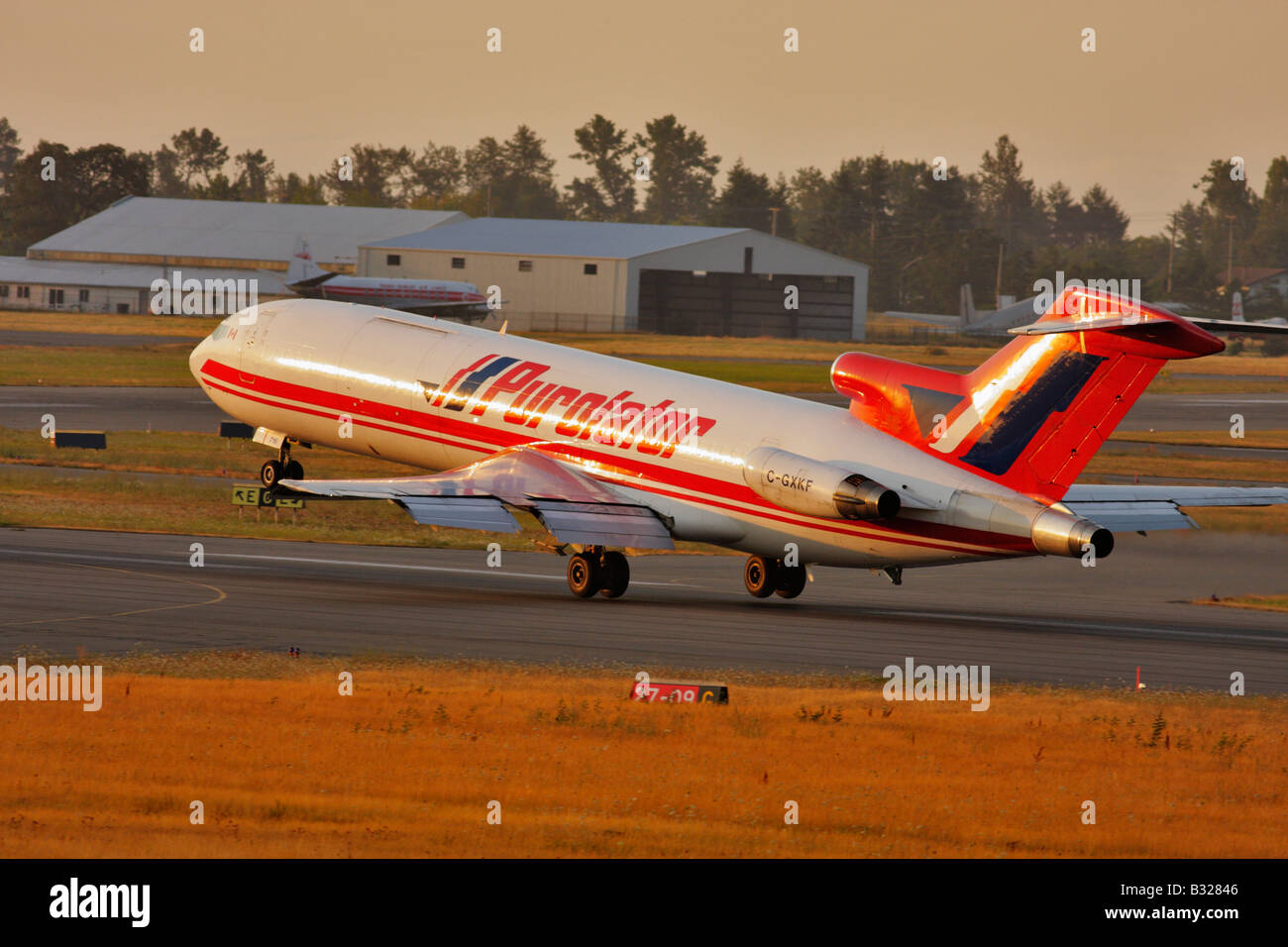 Boeing 727 courier jet landing at Victoria airport in early morning  Victoria British Columbia Canada Stock Photo - Alamy