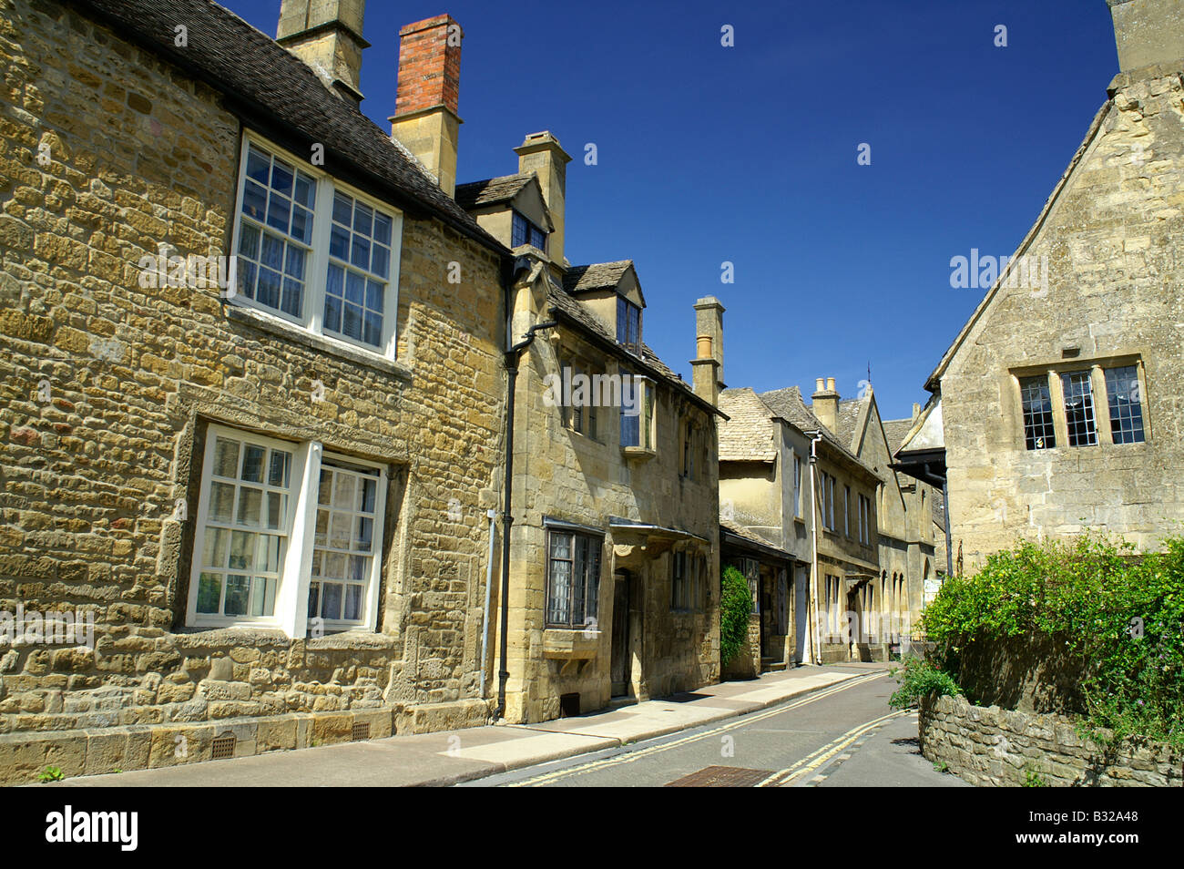 Old, traditional street in Chipping Campden village, Cotswolds Stock ...