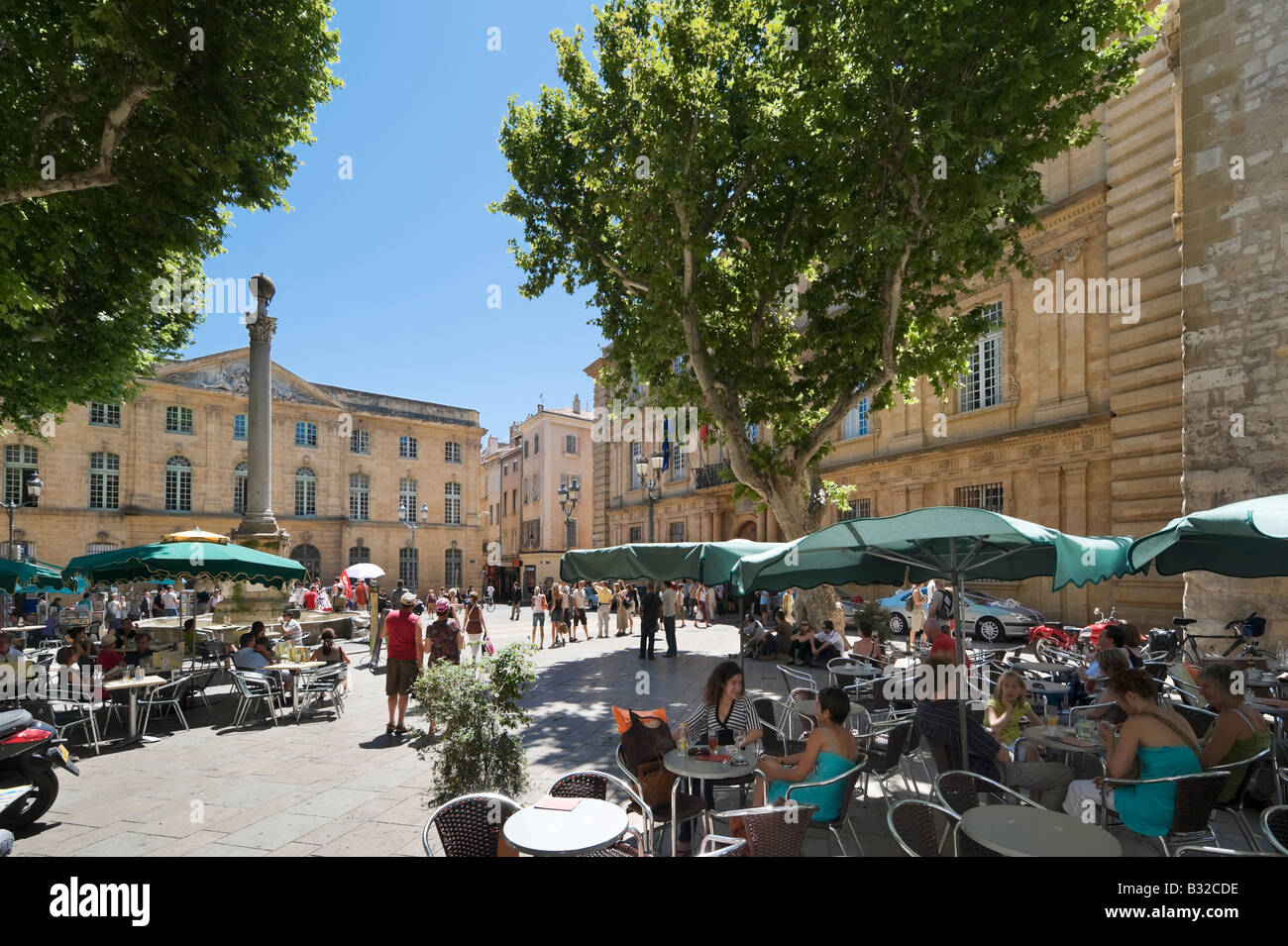 Street cafe in the Place de l'Hotel de Ville with the Town Hall behind, Aix en Provence, France Stock Photo