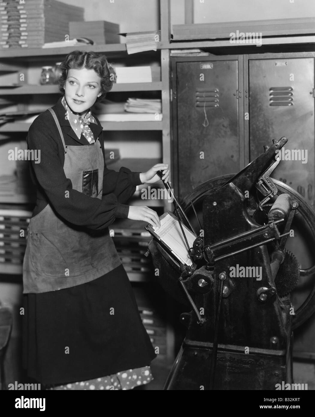 истории женщин работающих. девушка сидит на столе в офисе. истории женщин работающих. истории женщин работающих. истории женщин работающих.