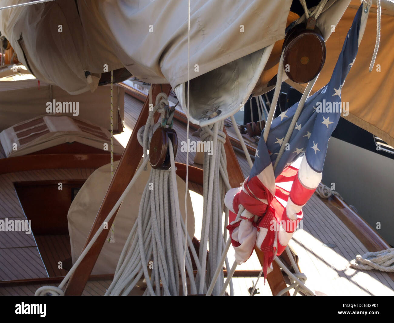 Symbol single ropes rigging ship hi-res stock photography and images ...