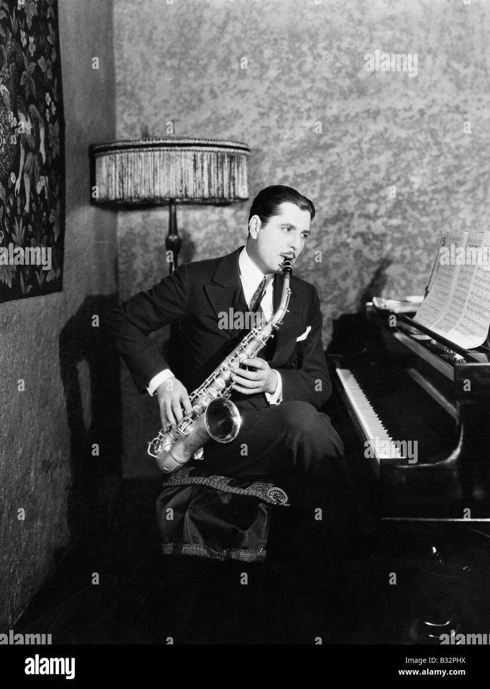 Saxophone player retro hires stock photography and images Alamy