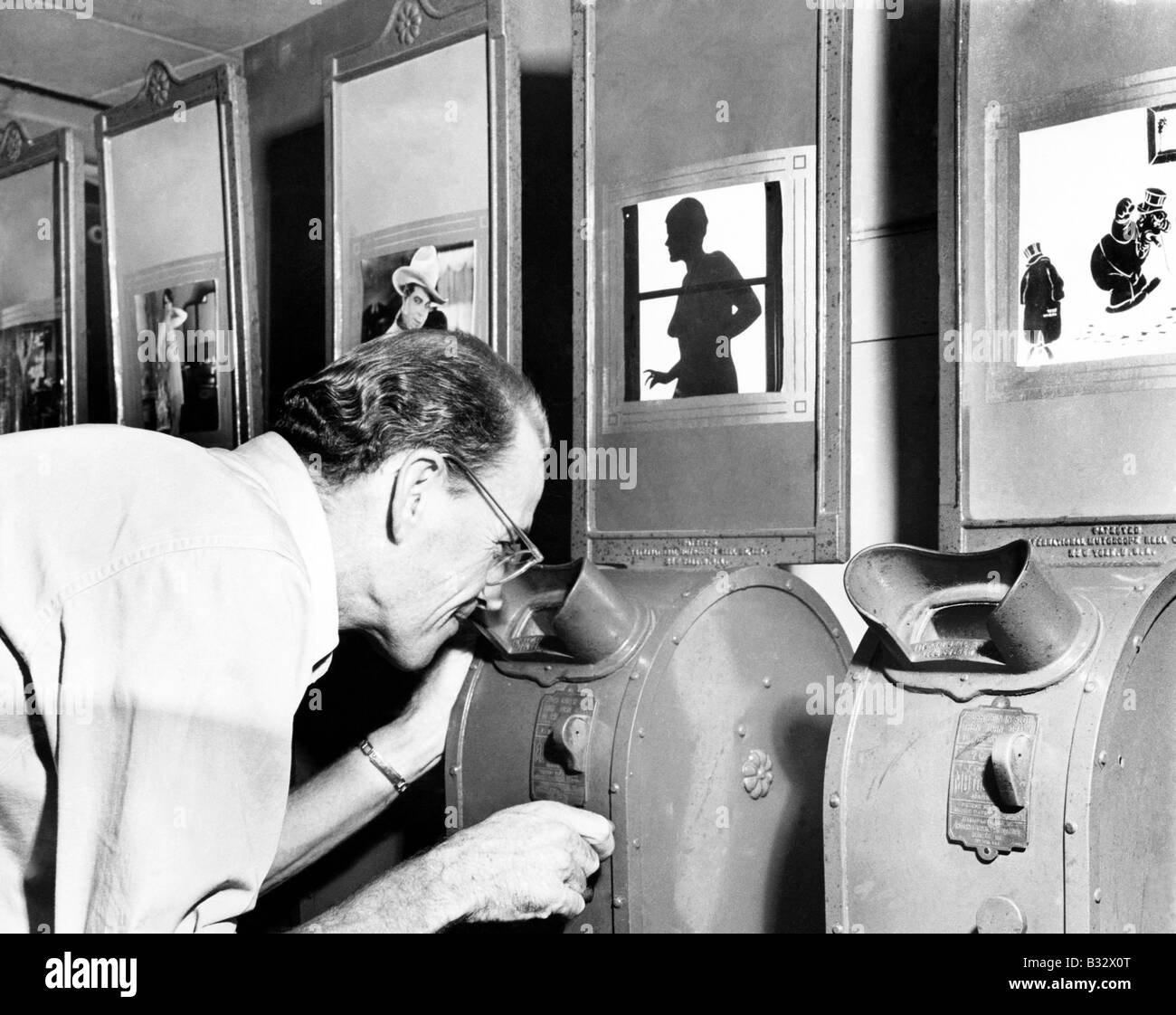 man-looking-into-a-nickelodeon-film-machine-B32X0T.jpg