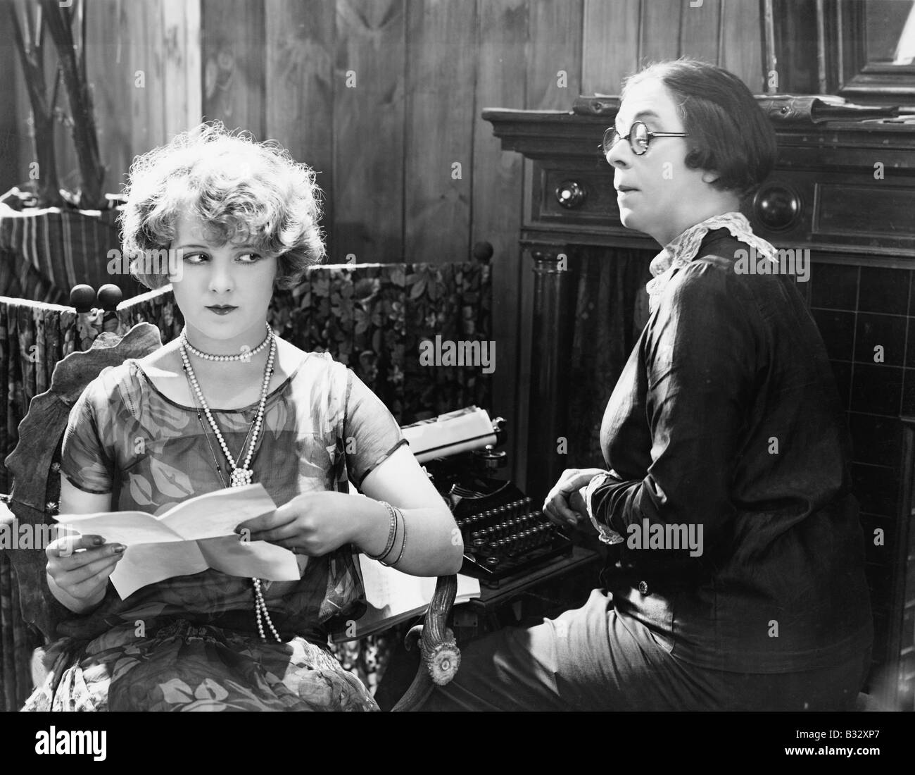 Retro women Black and White Stock Photos & Images - Alamy