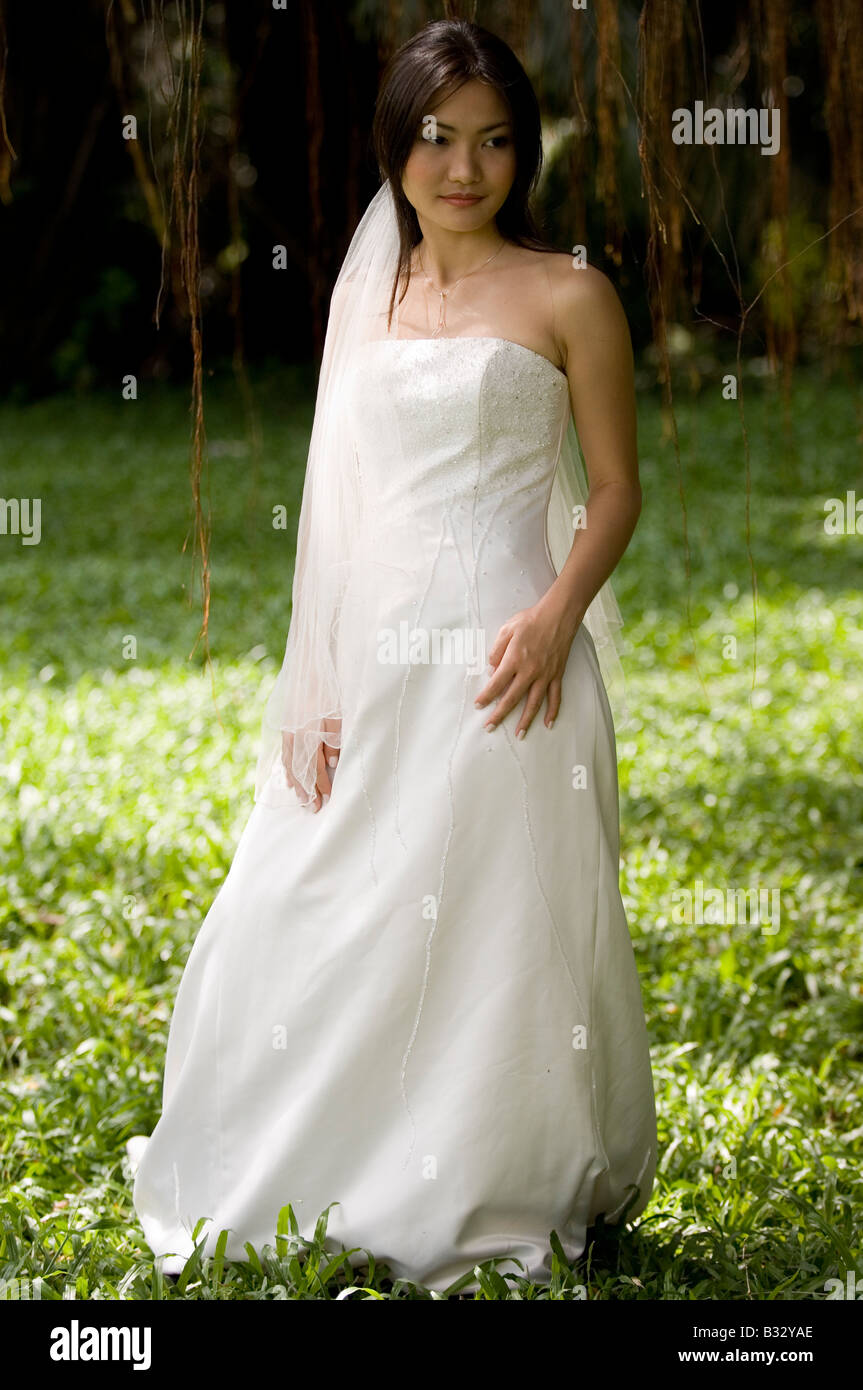Asian woman in white wedding dress. Thai bride poses before the wedding  day. 6522259 Stock Photo at Vecteezy