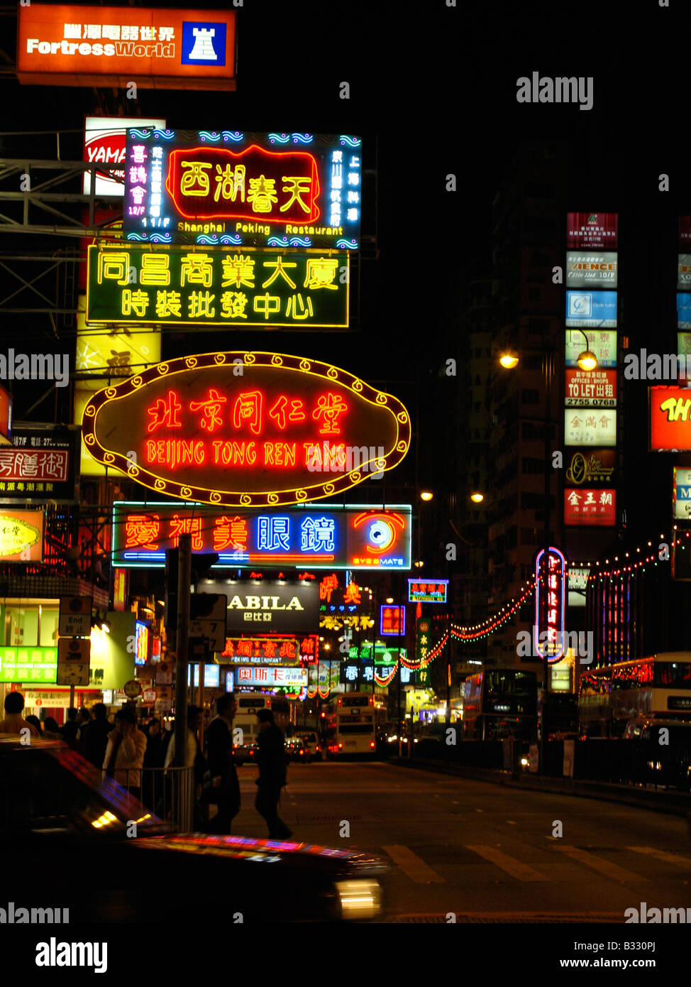 The populair shoppingstreet Nathan Road in Kowloon at night, Hongkong, China Stock Photo