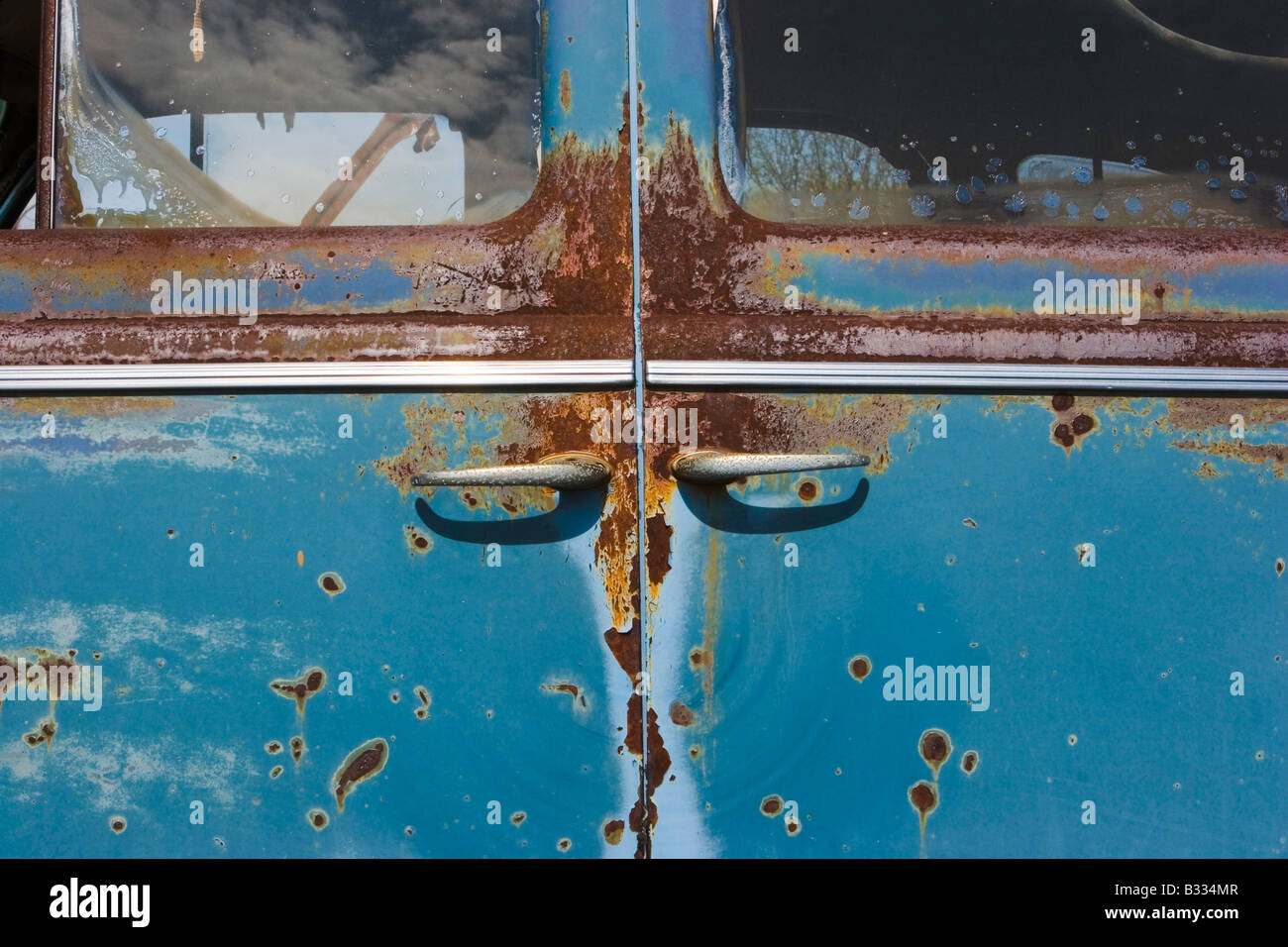 Car stripped of parts hi-res stock photography and images - Alamy