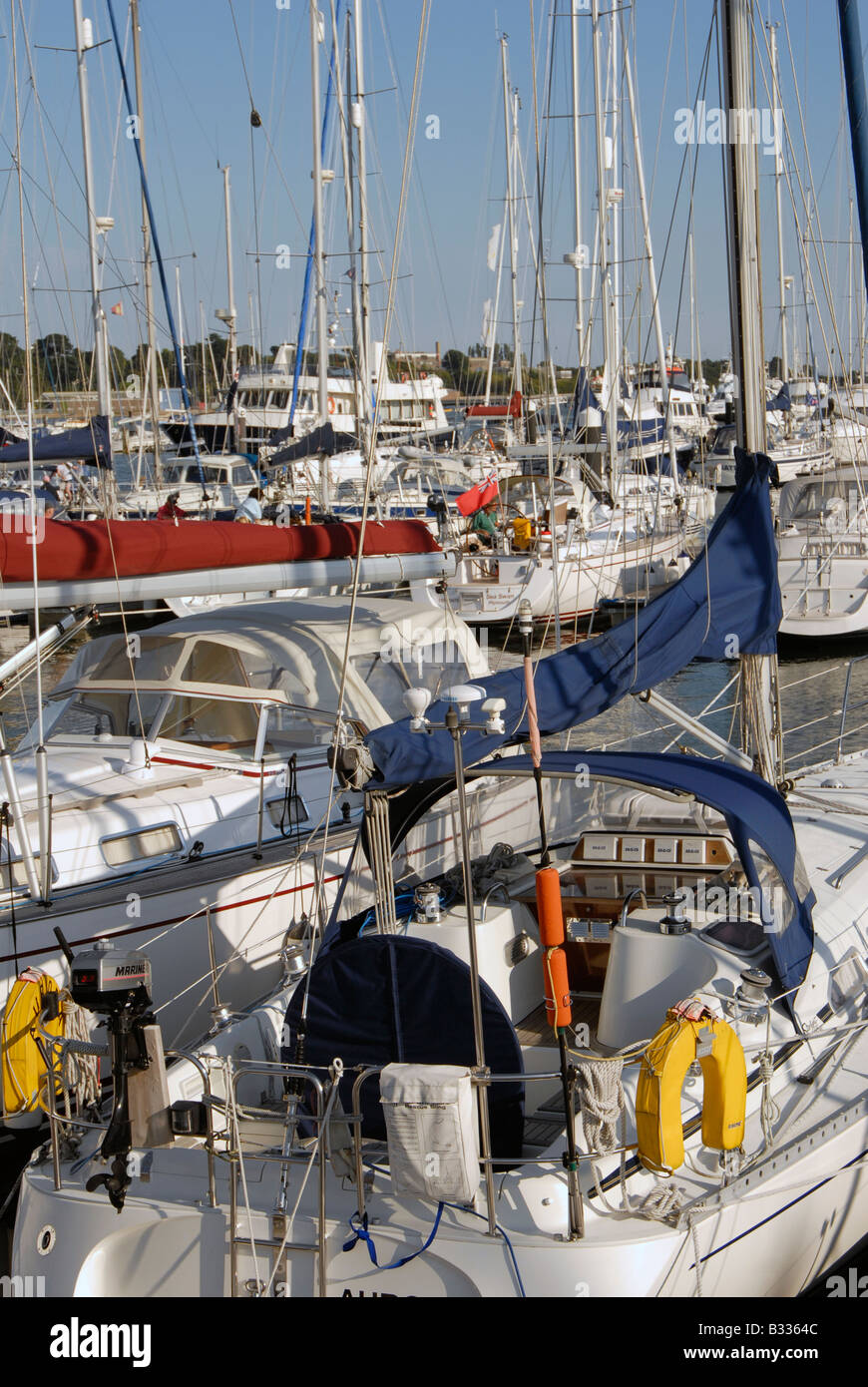Sailing boat mooring on river hires stock photography and images Alamy