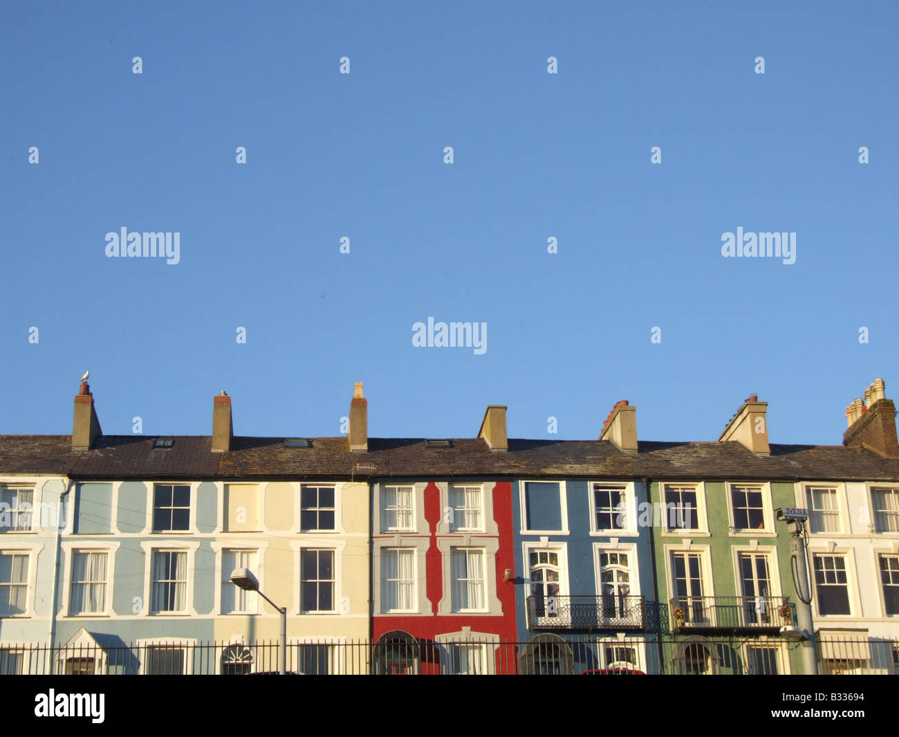colourful houses on terrace in caernarfon, wales Stock Photo Alamy