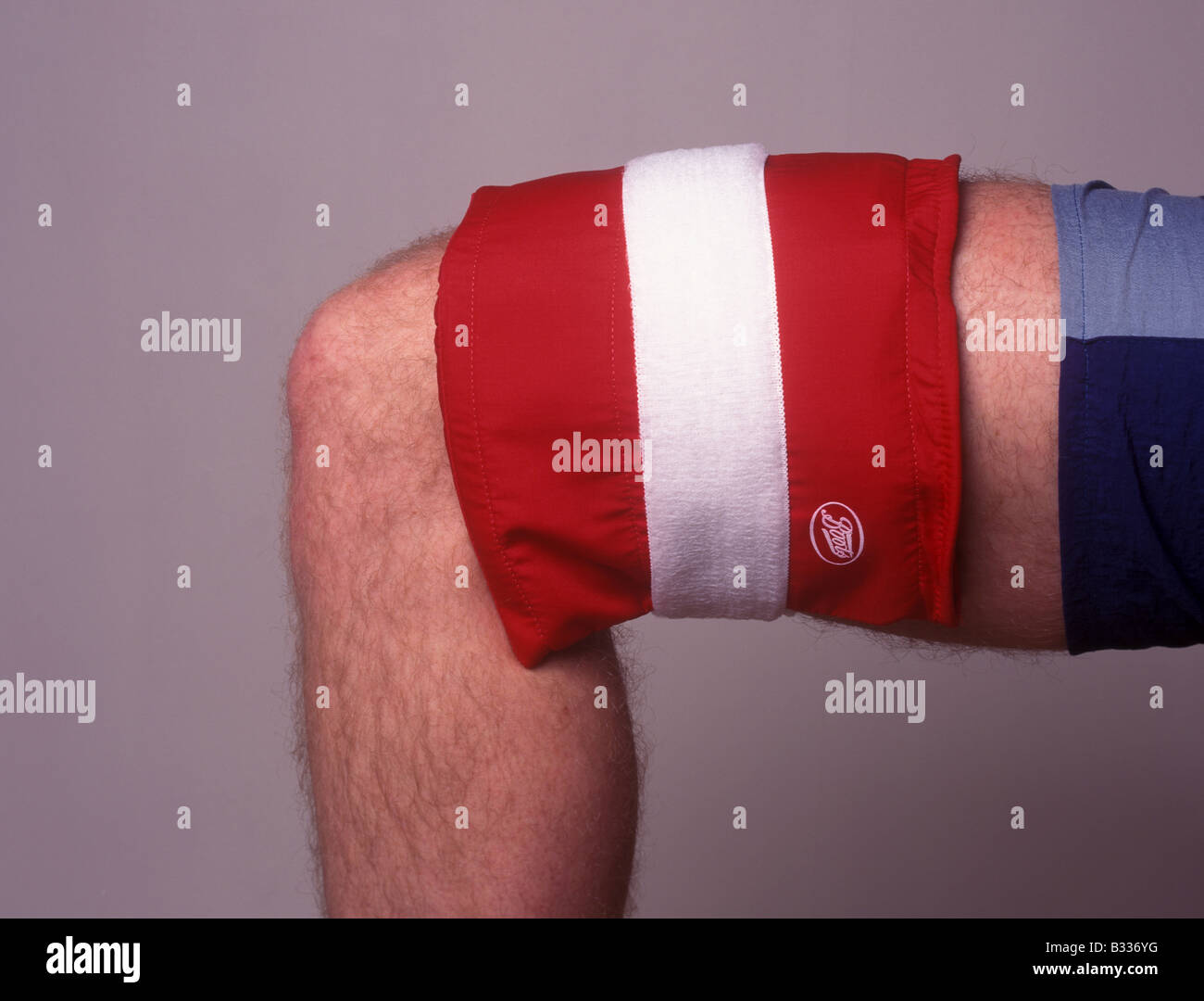 reuseable cold compress or gel pad being applied to male thigh Stock Photo Alamy