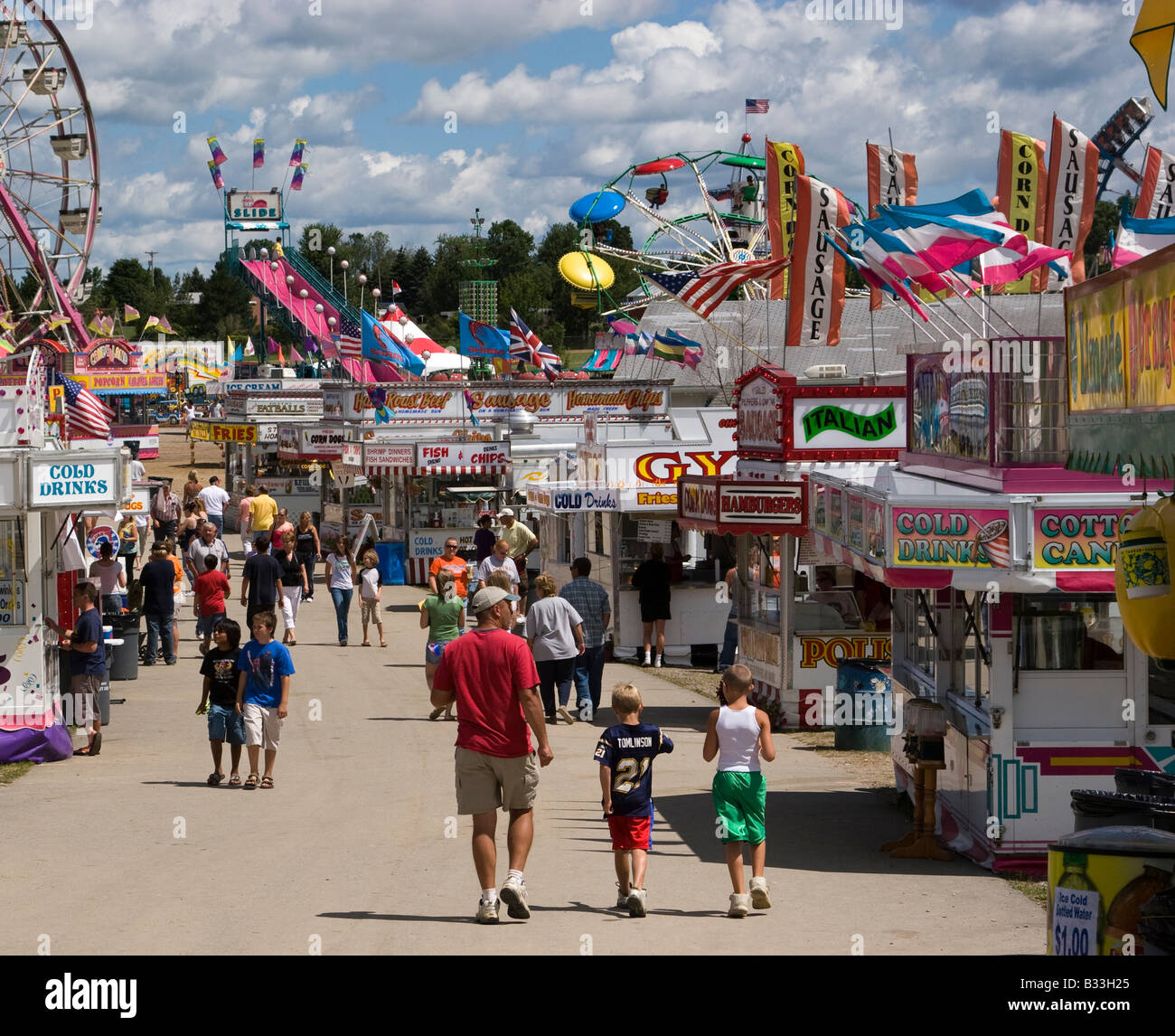 people at amusement park Stock Photo - Alamy