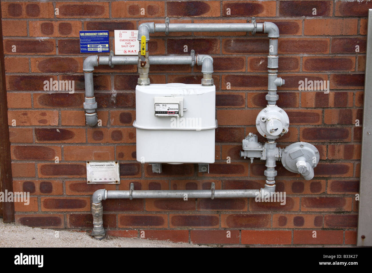 Complex propane tank gas supply regulation and system mounted on