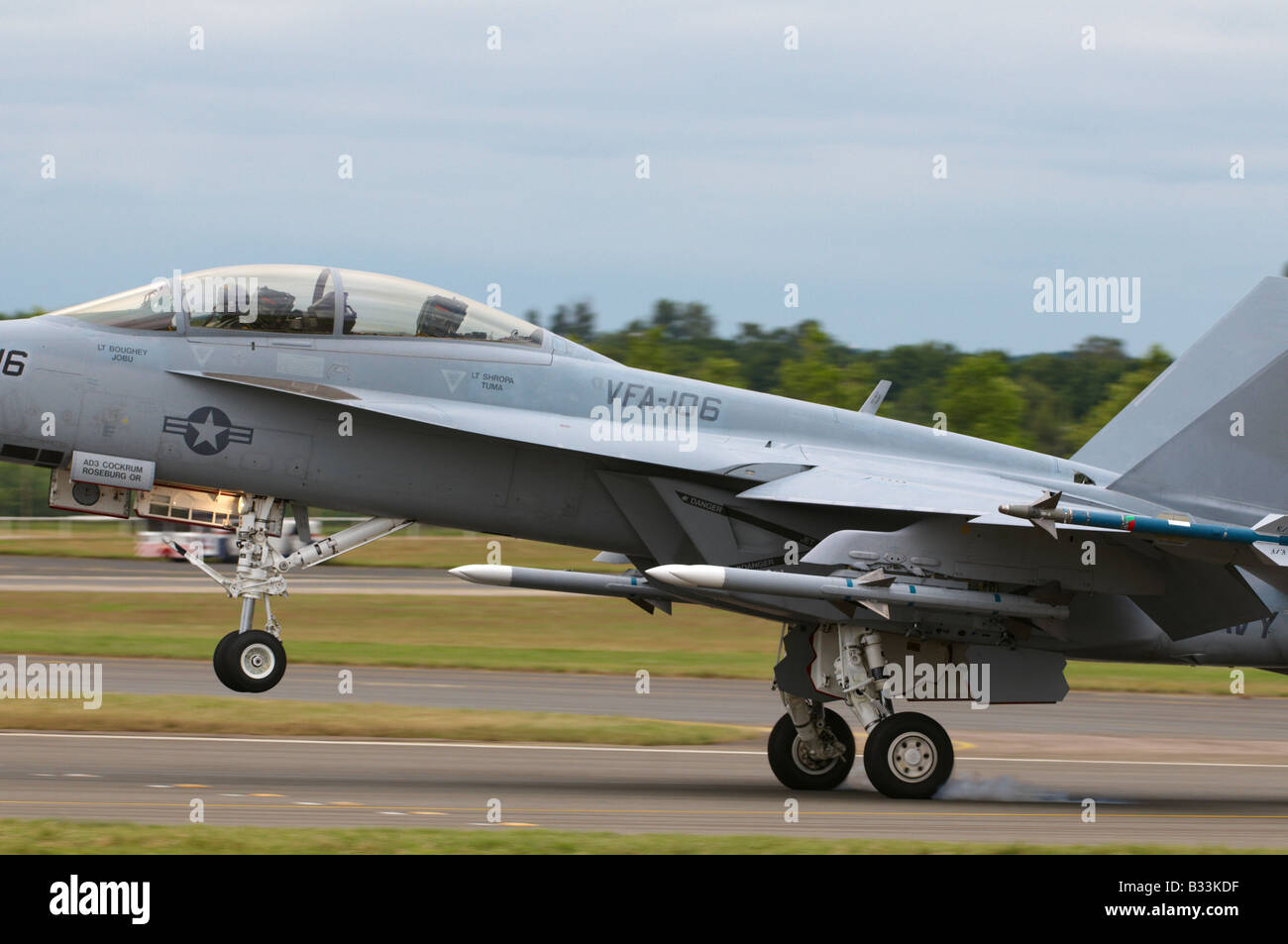 Boeing F/A18F Landing Farnborough Air Show 2008 Stock Photo Alamy