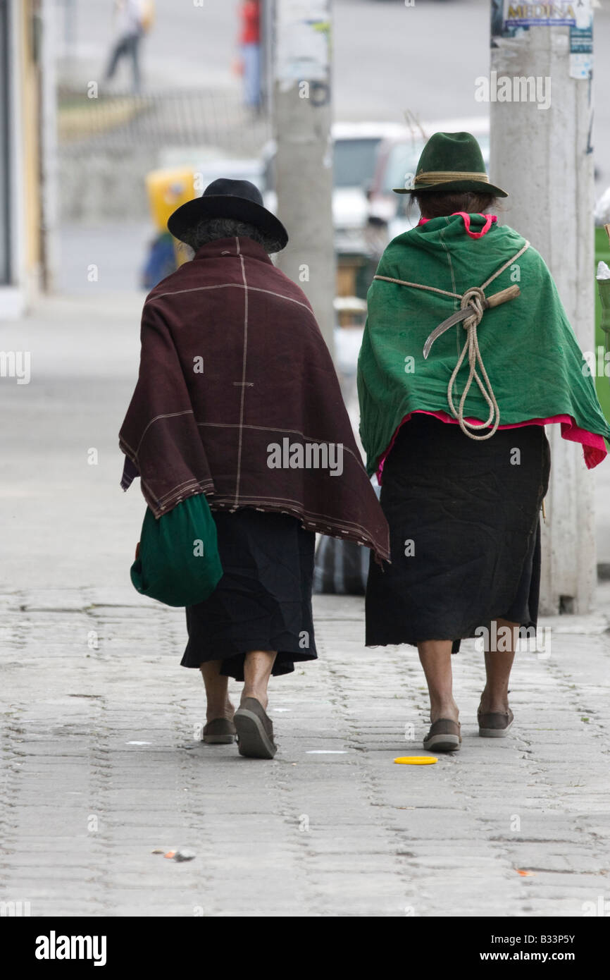 2 Ecuadorian women in traditional green and brown poncho shawl costume with  black skirt and hat 71419 Ecuador Stock Photo - Alamy