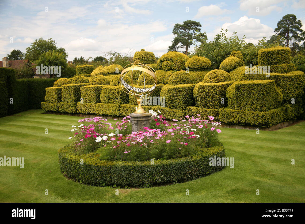 Tudor Topiary Chess Set Hever Castle Stock Photo - Alamy