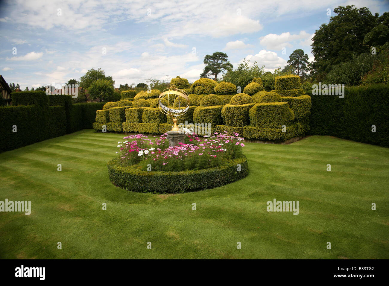 Tudor Topiary Chess Set Hever Castle Stock Photo - Alamy