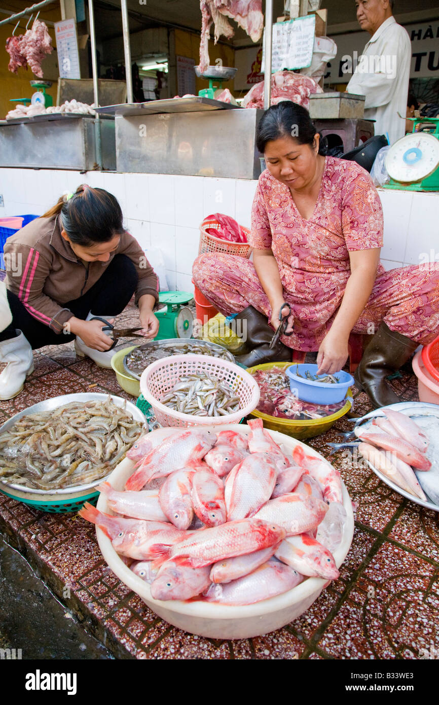 Woman preparing seafood at a local market Stock Photo