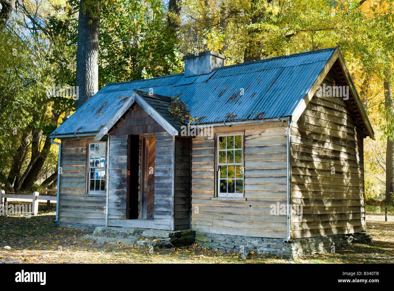 Restored Police hut next to the Chinese gold miners village at Arrowtown, Central Otago, New Zealand Stock Photo