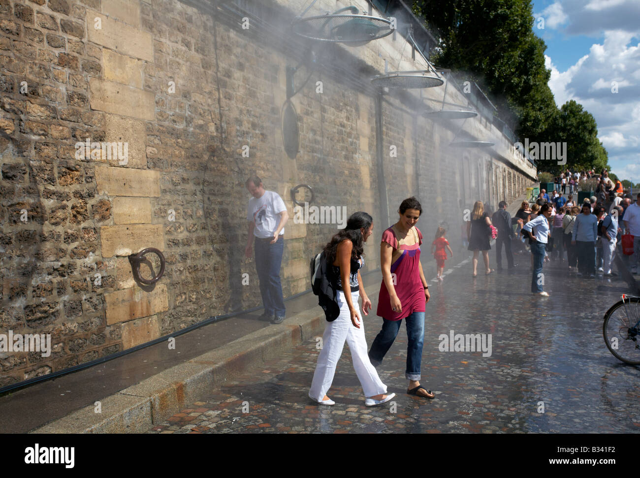 Cooling spray near the Paris Plage River Seine Paris France Aug 2008 Stock Photo