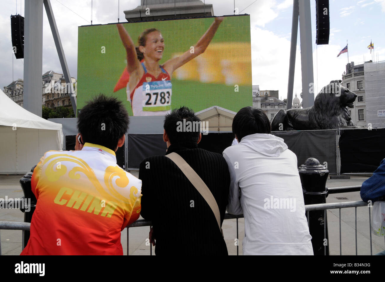 UK CROWDS WATCHING THE BEIJING OLYMPICS AT GIANT SCREEN IN TRAFALGAR SQUARE, LONDON  Photo Julio Etchart Stock Photo