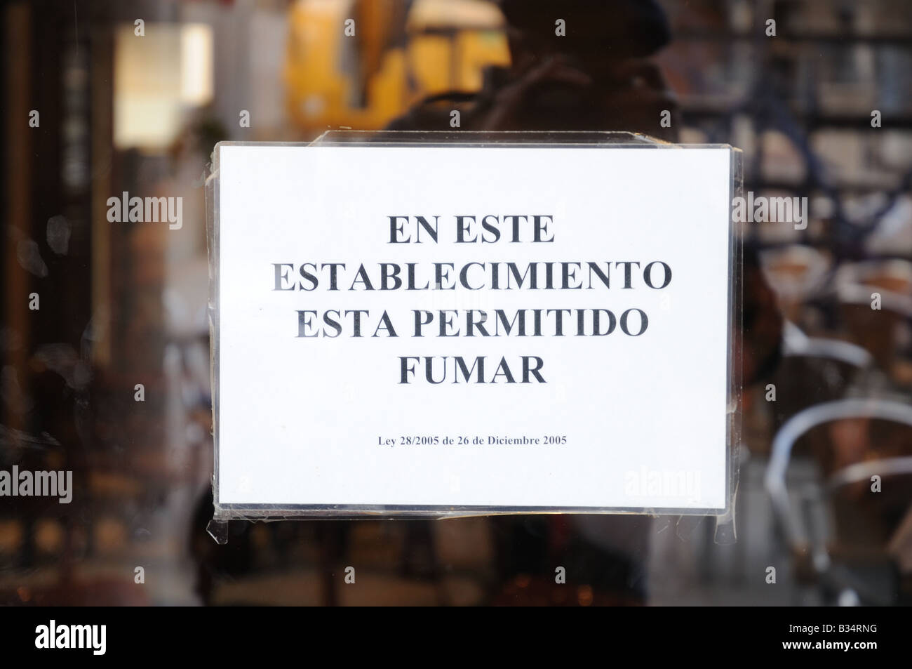Sign reading EN ESTE ESTABLECIMENTO ESTA PERMITIDO FUMAR on the door of a restaurant in Valladolid Spain Stock Photo