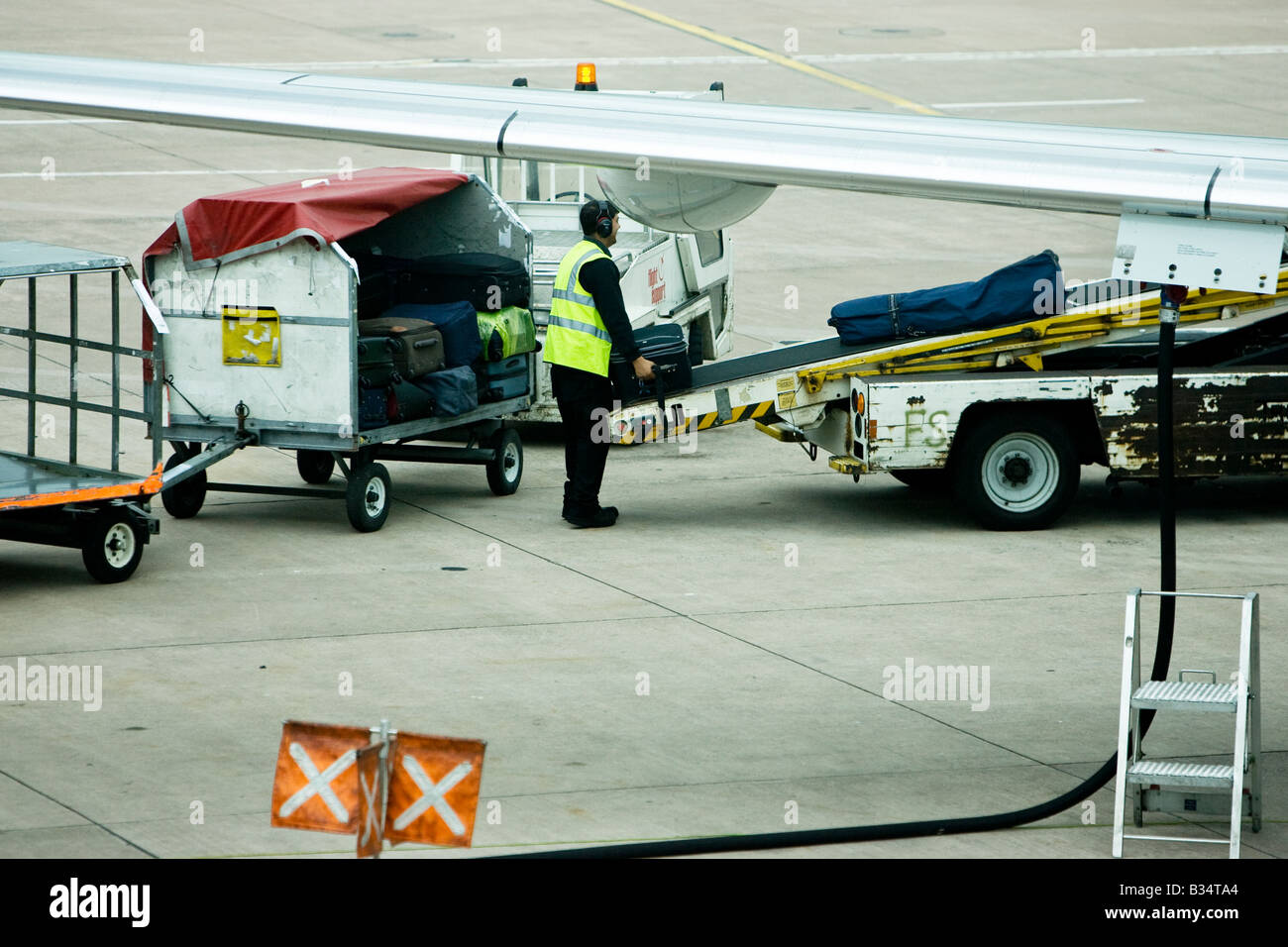 Baggage handler airport uk hires stock photography and images Alamy