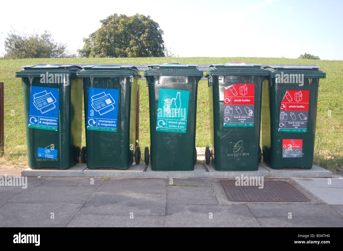 London park bins hi-res stock photography and images - Alamy