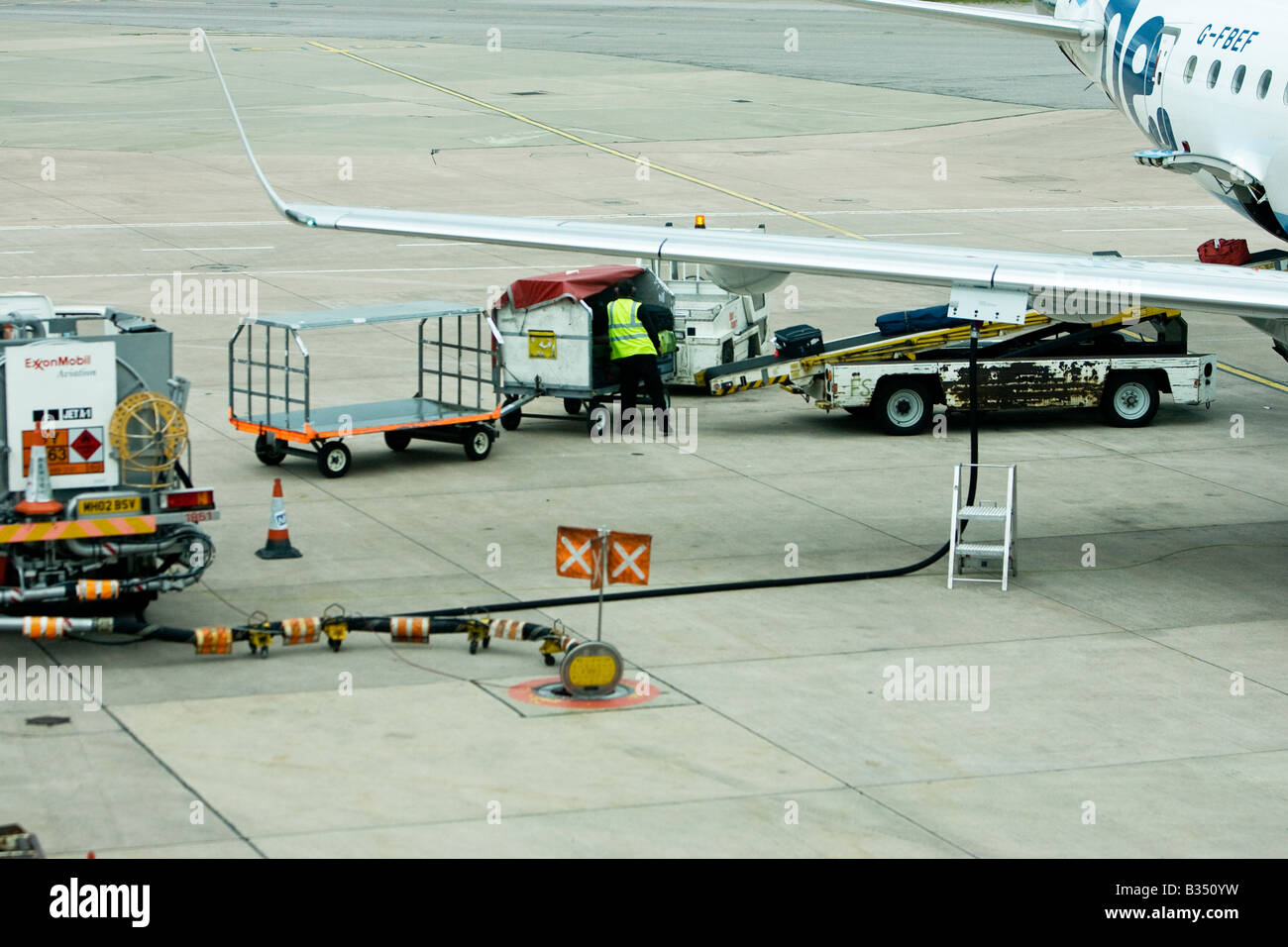 Baggage handler airport uk hires stock photography and images Alamy