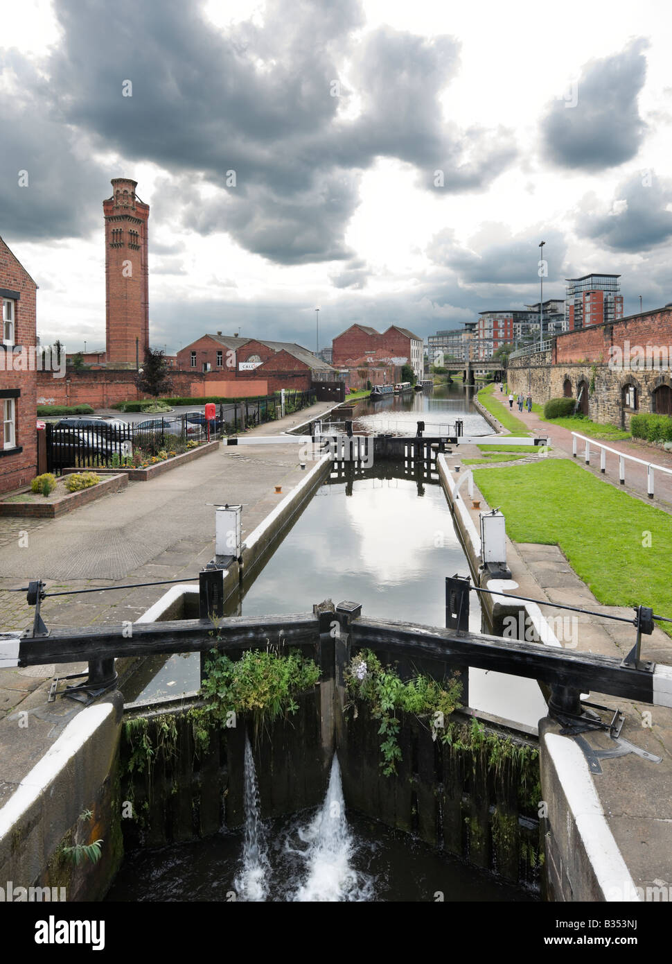 Lock on the Leeds-Liverpool Canal near Granary Wharf, Leeds, West Yorkshire, England Stock Photo