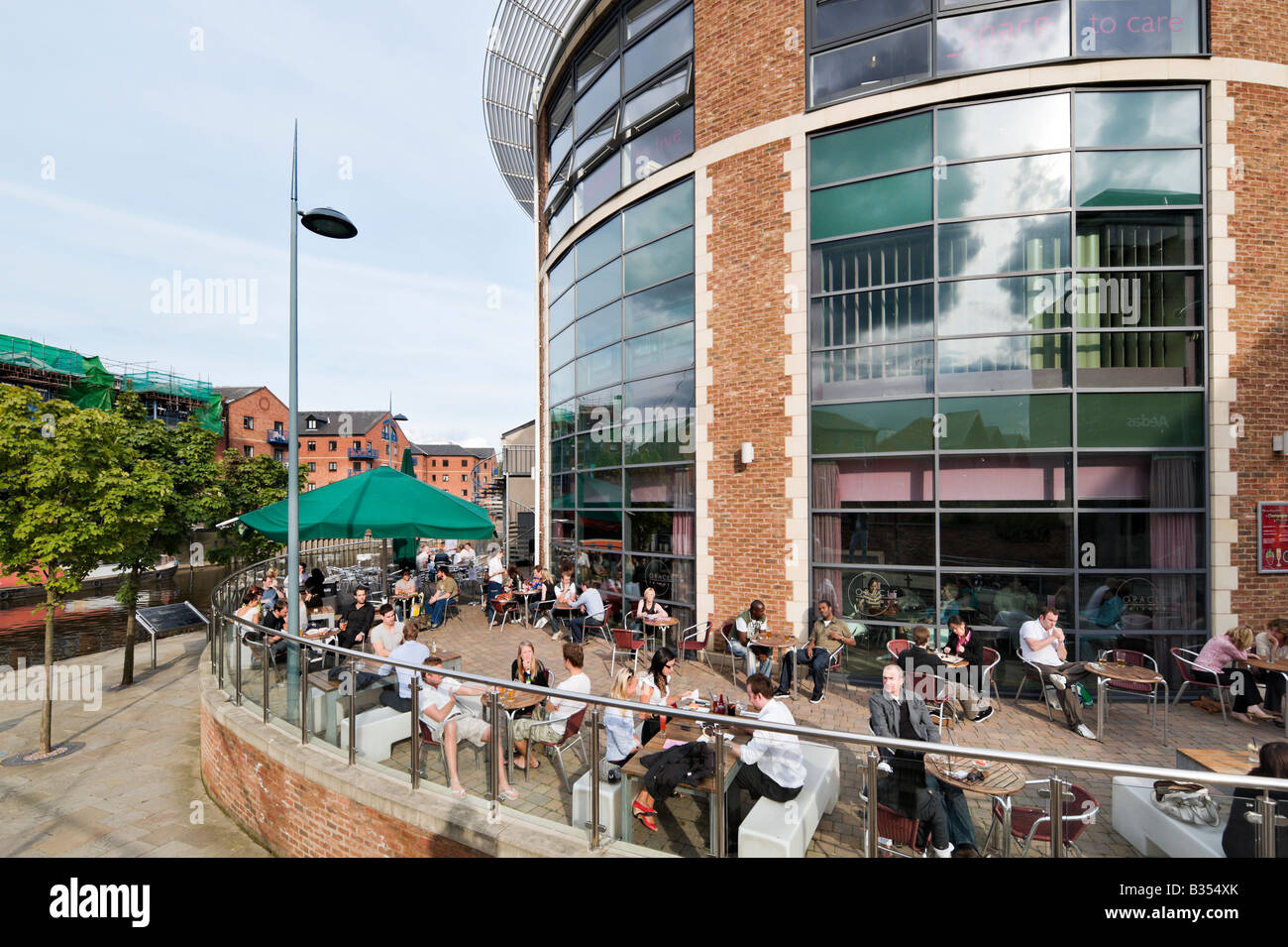 Terrace of Oracle Bar in Brewery Wharf on the River Aire on a Friday evening, Leeds, West Yorkshire, England Stock Photo