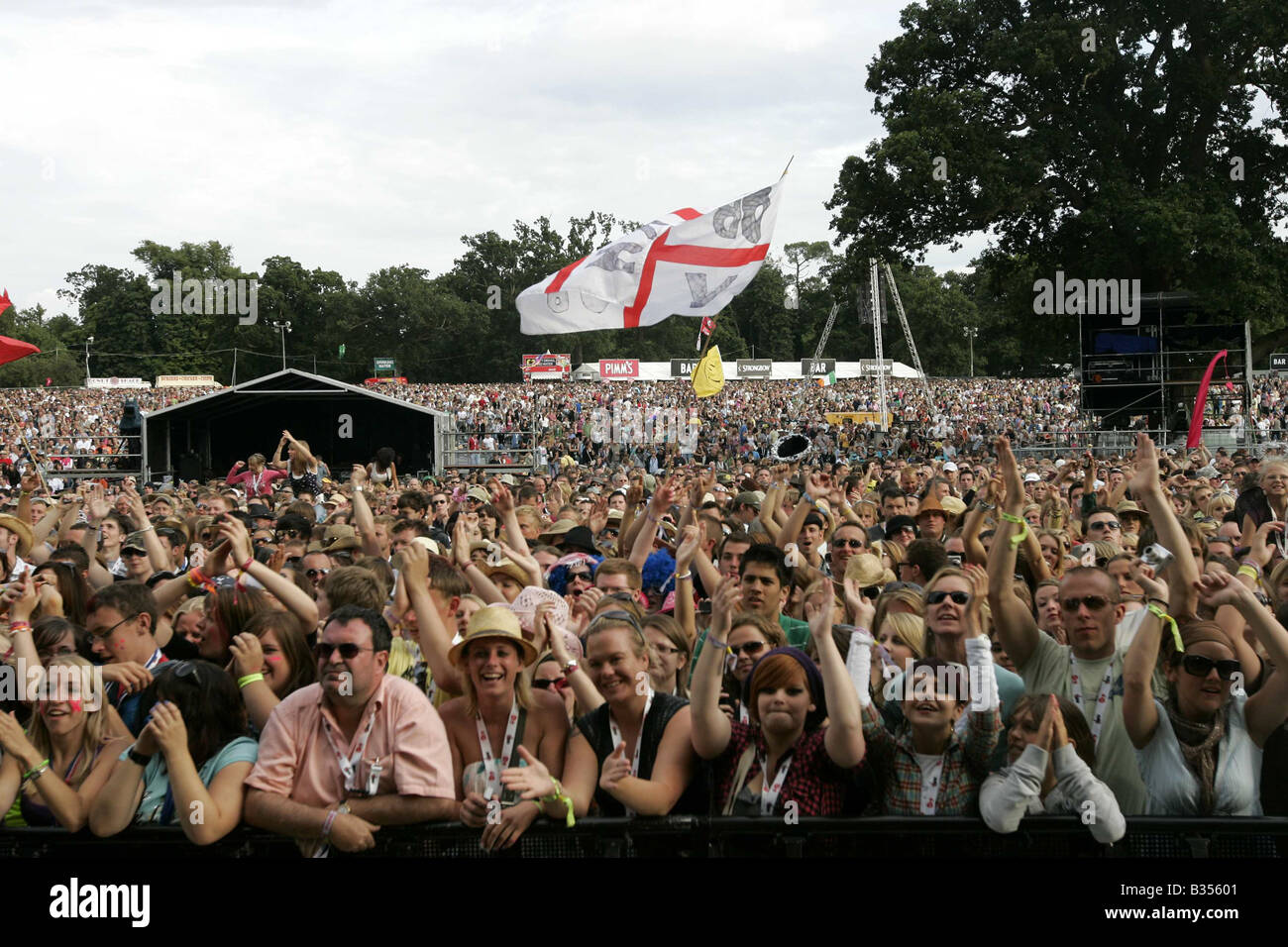 CROWD FANS AT V FESTIVAL MUSIC FESTIVAL CHELMSFORD Stock Photo