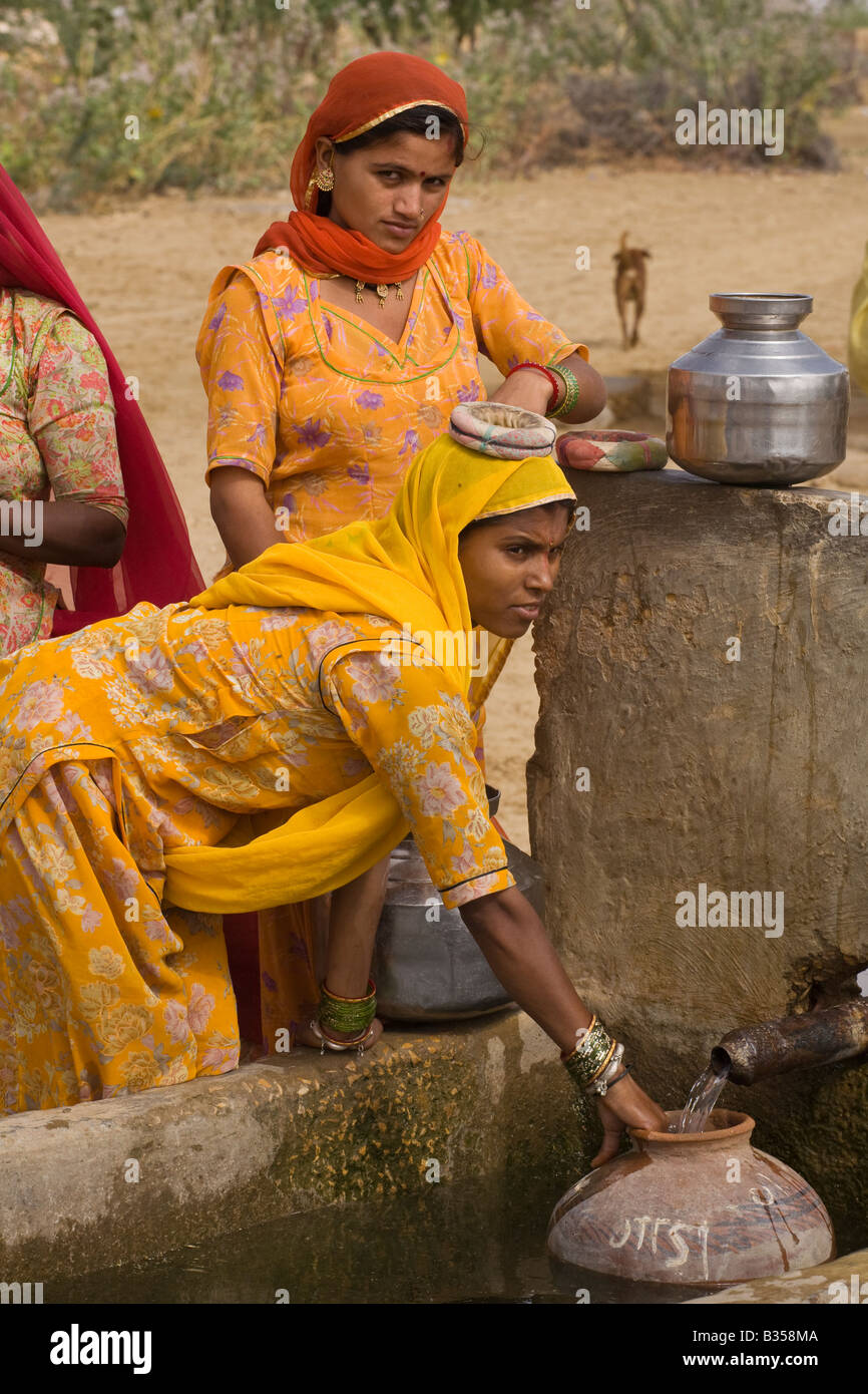 BANJARI TRIBESWOMEN at the water well in their village in the THAR DESERT near JAISALMER RAJASTHAN INDIA Stock Photo