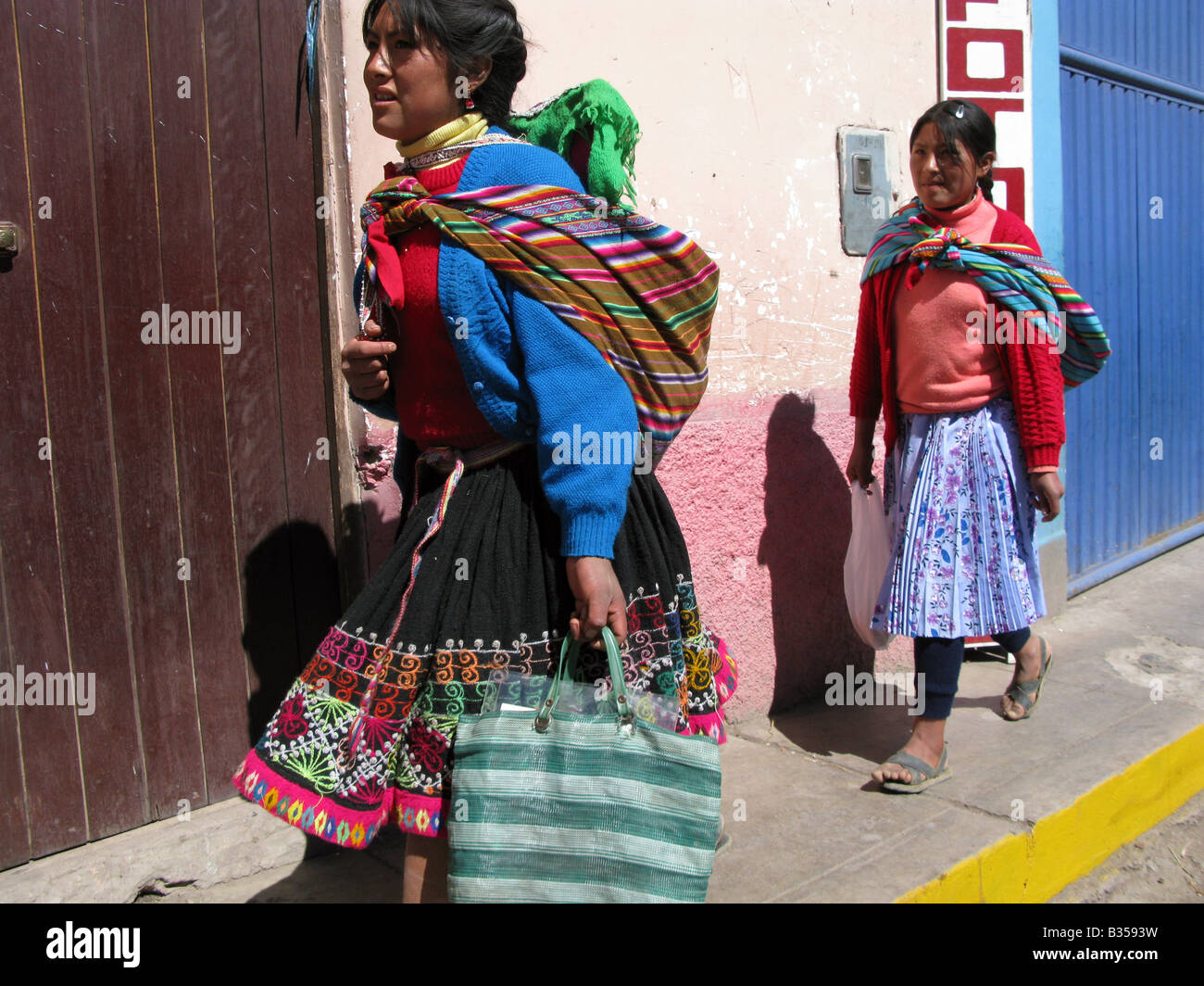 Women in peru hi-res stock photography and images - Alamy