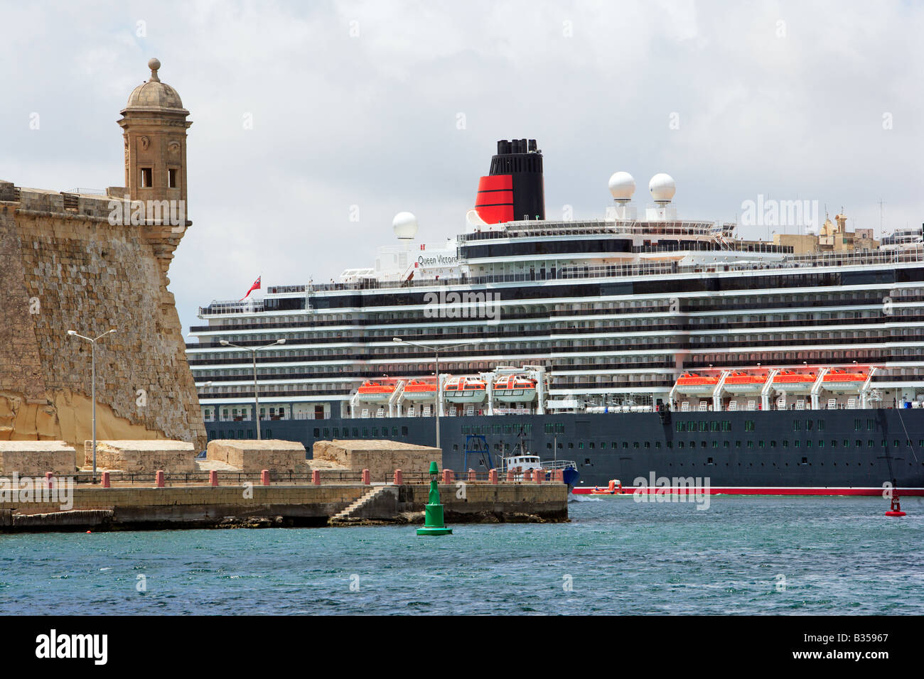 Queen Victoria Cruise Liner, Grand Harbour, Valletta with sentry post at Senglea Point Vedette, Malta Stock Photo